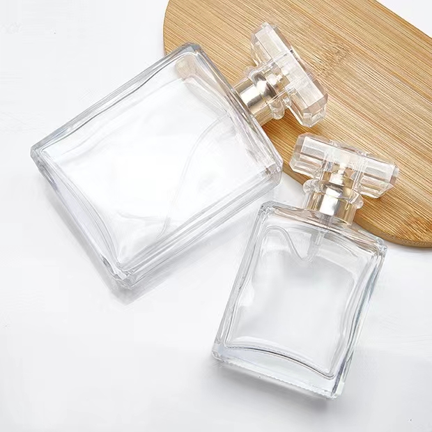 Bouteille de parfum en verre transparent de forme rectangulaire de 100 ml avec capuchon en acrylique 